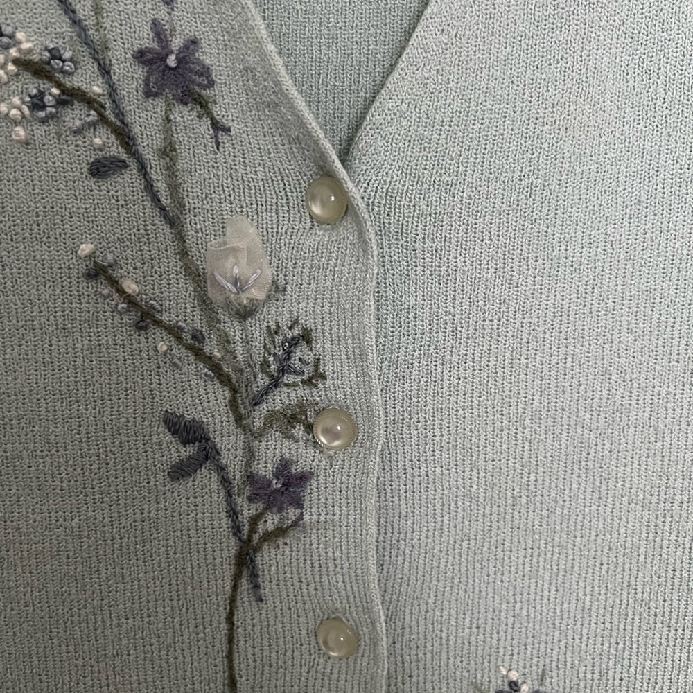 Soft green knit top, embroidered flowers of purple and white M - Picture 6 of 8